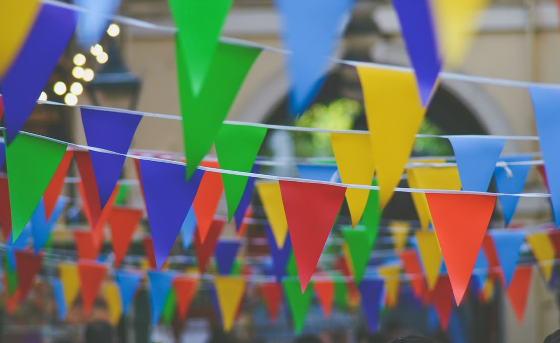 Karneval Straßendekoration Die Straßen sind bunt geschmückt während des Karnevals.