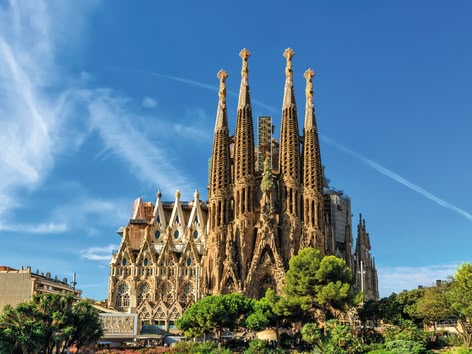 Die Basilika Sagrada Família in Barcelona bei strahlend blauem Himmel.