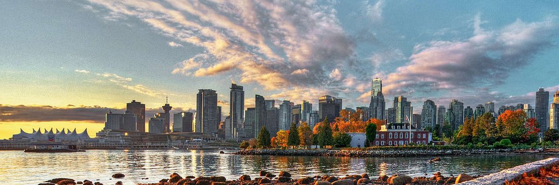 Hier befindet sich ein Bild, dass die Skyline von Vancouver aus der Entfernung zeigt.