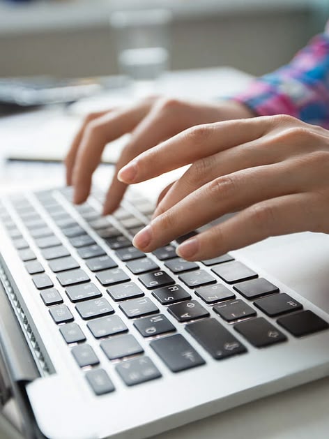 Natülich ist auch ein Online Deutschkurs möglich. Das Bild zeigt Hände die auf einem Laptop tippen.