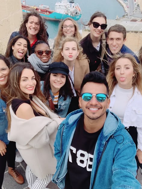 Eine große Gruppe Studenten die Spaß während ihres Blogfamtrips haben