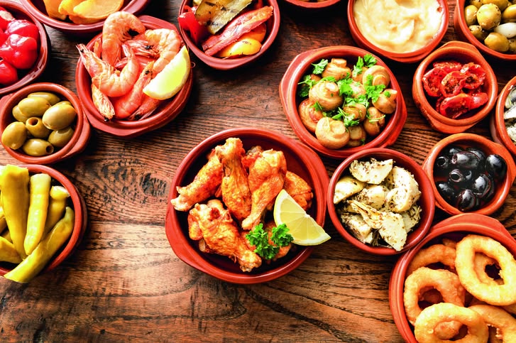 Tapas in Madrid probieren Das Bild zeigt dir leckere Tapas in kleinen Schalten. Eine der möglichen Aktivitäten in Madrid ist sicherlich eine Tapas Tour in der Innenstadt von Madrid.