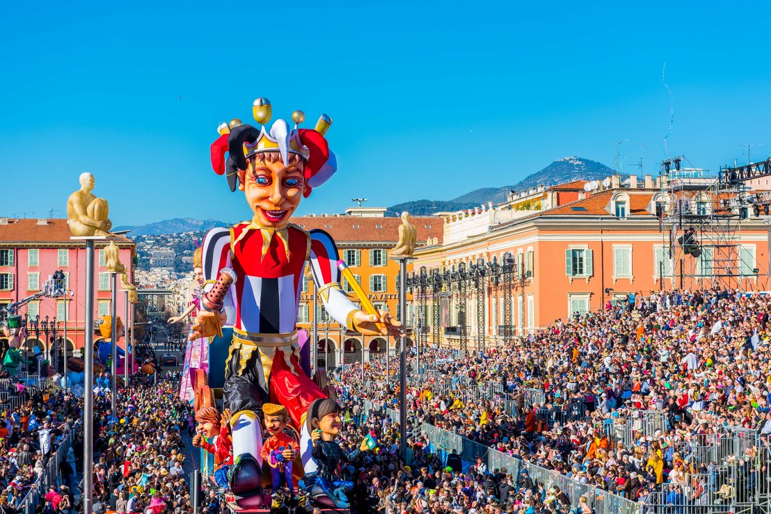 Zahlreiche Menschenmassen strömen zum Karneval nach Nizza.