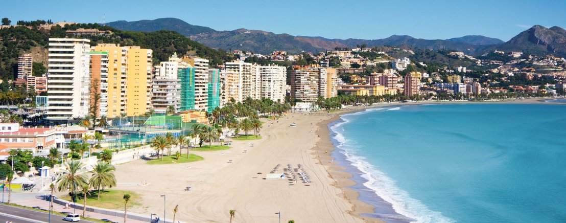 Malaga sandstrand und Sprachen lernen.