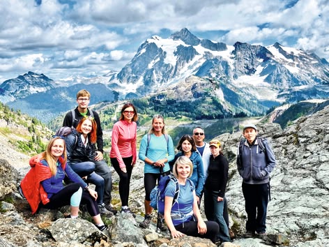 Eine Gruppe von Wanderern posiert während eines Ausflugs in den Bergen.