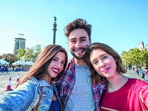 Grupka studnetów po kursie hiszpańskiego zwiedza Barcelonę